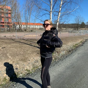 Parajumper Dam - I fint skick, säljer pga att den ej används. Är en Dam storlek L, jag är vanligtvis en S men tycker jackan sitter bra och så att man även kan ha en tjockare tröja under.