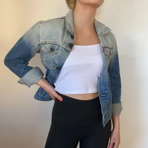Levis Jeansjacka  - Super snygg jeansjacka med dipdyed effekt💙 Jättefin nu till våren och använd 2 ggr max🌸  Jackan har två fickor vid brösten och skriv för fler bilder👍🏼 Buda i kommenterna från 100kr💙 Köparen står för frakt