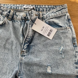 Nya jeans strlk 36 - Helt oanvända jeans i snygg färg 