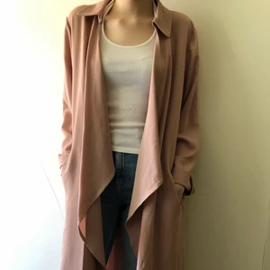 Rosa kappa 💗 - Jättefin rosa kappa från Primark som jag köpte i London. Perfekt för nuvarande vårväder! Knappt använd ☺️