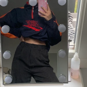 Nike ziptröja - Säljer min Nike tröja! As snygg ziptröja som är köpt i en vintage affär i London. En extremt skön tröja oxå ✨✨✨nypris: 400kr (på second hand) storleken är L men funkar till alla andra som vill ha en oversized fit eller liknande!