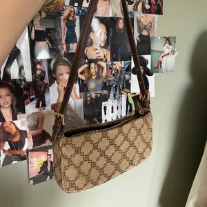 Axelväska  - Säljer denna söta lilla axelväska från Mango eftersom att den inte används längre.