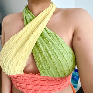 Färgglad sommar topp!  - Jättefin färgglad topp i flera somriga färger! Går att ha som på bilden men också bara runt halsen utan snörning. I stretchigt material så den passar även en M-L person! 