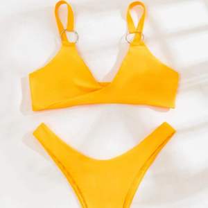 Råkat få hem 2 styckna av samma bikini därför väljer jag att sälja ena. Alltså är den oöppnad och oanvänd! 99kr+ frakt säljer jag den för!☺️✨
