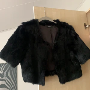 Päls  - Päljs med kortare armar, knappar framtill som man kan stänga. Använd max 3 ggr 