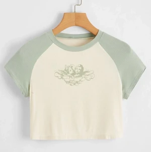 Jättegullig tröja med tryck  - Tröja från shein som köptes några månader sen men som jag inte använder. Jättegullig till sommaren 💓💓 jag är 165 lång och den är inte för kort:)