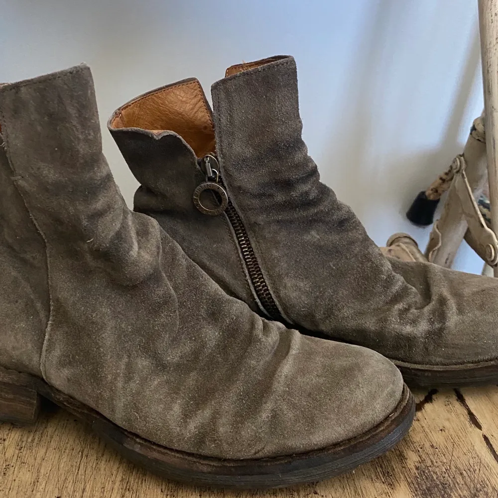 Supersnygga boots från Fiorentini+Baker i modellen ELF i grå mocka. Inköpta 2017 på W19 i Göteborg för ca 3500kr. Använt skick med en skavank under klacken på ena skon (se sista bilden).. Skor.