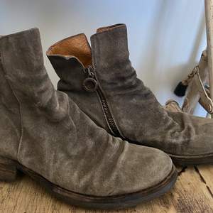 Supersnygga boots från Fiorentini+Baker i modellen ELF i grå mocka. Inköpta 2017 på W19 i Göteborg för ca 3500kr. Använt skick med en skavank under klacken på ena skon (se sista bilden).