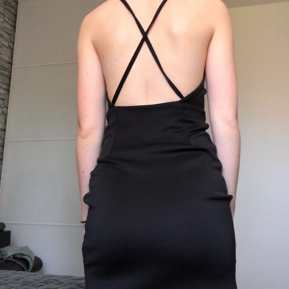 En svart bodycon klänning med öppen rygg🤩 || Den är fint veckad så att den ”gömmer” din mage lite vilket är superskönt || Köpt på Nelly || Säljer då jag är på jakt efter en ny svart klänning i annnan modell✨ || Fraktkostnad tillkommer . Klänningar.