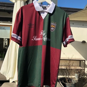 Sweet F.C. T-shirt - Riktigt snygg tröja i tunnt sportigtmaterial.       Sweet SKTBS x UmbroSS19. Säljer p.g.a att den jag inte gillar färgerna längre.                                                    Cond: 9/10                                                                          Storlek: Perfekt Medium