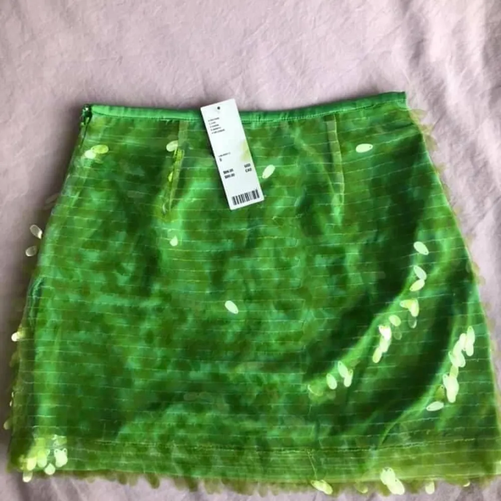 SÅ snygg kjol från Urban outfitters!! Tyvärr för liten för mig därför har den aldrig blivit använd - lappen kvar. Inget att anmärka på såklart.   Storlek: S Pris: 325:- inkl frakt . Kjolar.