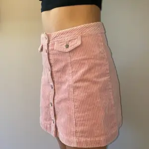 Rosa manchester kjol från H&M använd 1 gång. Modellen är 160. 