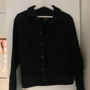 Svart jeans jacka  - En helt vanlig svart jeans jacka. Oanvänd. Tänkte använda förra våren men köpte en annan jacka också så denna kom tyvärr inte till användning. Stretchig i materialet. Köpt på killavdelningen på River Island 
