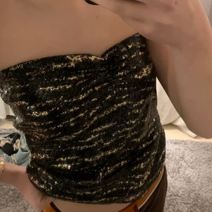 Topp med paljetter  - Så snygg topp med paljetter i svart och guld , Skicket är 10/10 köparen står för frakt 💕