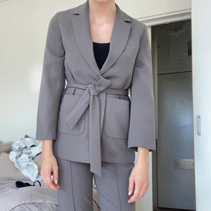 Stylein kavaj - Stylein set m byxor och kavaj! Kavaj nypris 2495kr och byxor 1899kr. Kavaj storlek XS, byxor storlek M. Setet är mer åt gröna hållet, liten fläck som uppfattas ibland. Pris: kavaj, 600kr byxor: 500kr set: 1000kr. Köpare står för frakt. Även budgivning