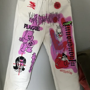 Byxor med coola print - Ett par byxor i jeans material och är tyvärr för korta för mig i längden som är 175 och bara haft på dom en gång, ordinarie pris: 300kr