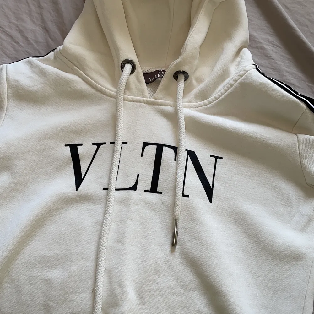 Valentino hoodie som är använd väldigt få gånger. A-kopia och väldigt bra kvalité utan några defekter. . Tröjor & Koftor.