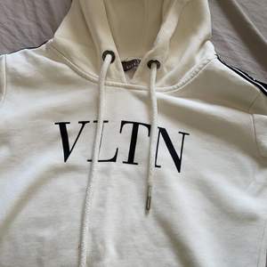 Valentino hoodie som är använd väldigt få gånger. A-kopia och väldigt bra kvalité utan några defekter. 