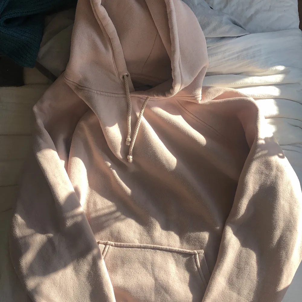 Skön beige hoodie från Bikbok🤎 (ser ljusrosa ut i solen men är lite ”mörkare” beige irl) står L på lappen men passar mig bra som är en S så skulle nog säga att den ungefär är en S! Kan frakta också! (köparen står isåfall för frakten). Tröjor & Koftor.