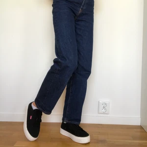 Levis skor strl 38  - Svarta Levis skor nästan oanvända. Dom är i strl 38 men är som 36-37 dom har en tjock sula som går att ta ut om de skulle behövas. Endast andvända ca 5 gånger. Mätte till 24 cm inuti priset kan diskuteras vid köp. säljs då dom är för små⚠️köparen står för frakt⚠️