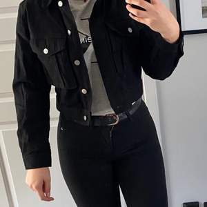 En svart jeans jacka as snygg passar nog alla storlekar beroende på hur du vill den sitter. Den formar skit bra då den är kort i midjan och formar snyggt!  Säljs för den inte kommer till användning längre.