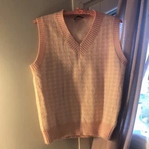 Väst 🧞‍♀️💞🌸✨ - Säljer denna super fina rosa väst från shien som jag ALDRIG har andvänt!!💘🪐👛💞🧚🏽‍♀️✨ Så fin och passar till allt! Frakt kostar 45kr