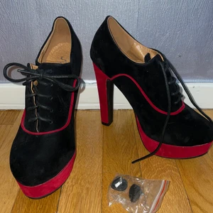 Klackskor  - NYA!!! Oanvända klackar, svart röda i mocka 