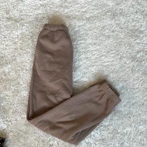 Fina mjukisar från Gina  - Bra mjukisbyxor från Gina i storlek xxs. Dom är sparsamt använda och är fortfarande mjuka inne. Säljer ändats för att jag inte passar i färgen💕 skriv privat för bilder eller frågor!