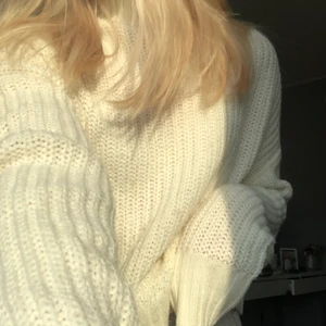 Stickad tröja - En fin stickad tröja från hm som köptes för ett tag sen. Säljer då jag har för många tröjor och måste välja bort några. Bra skick då jag använt den 2-3 gånger. Storlek xs men är ”töjbar” och kan dras ut.💕 skicka privat för fler bilder eller frågor💗