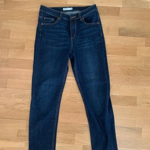 Skinny Jeans från Gina. Storlek M. - Skinny Jeans från Gina Tricot i storlek M. Använda ett fåtal gånger.