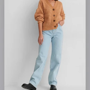 Ljusa jeans - Säljer ett par så fina ljusa jeans från NA-KD! Dem är använda max 2 gånger och säljer pga att dem är lite små för mig tyvärr:( Nypris är 499kr men säljer för 250kr och då är frakten inräknad! Storlek 34💛🌸
