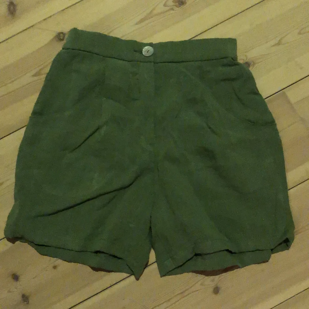 Gröna shorts från monki, använda 1 gång, bra sick, kan strykas innan Frakten om ni vill, köparen står för frakt, kontakta mig om intesse. Shorts.