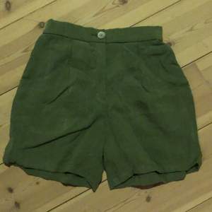 Gröna shorts från monki, använda 1 gång, bra sick, kan strykas innan Frakten om ni vill, köparen står för frakt, kontakta mig om intesse