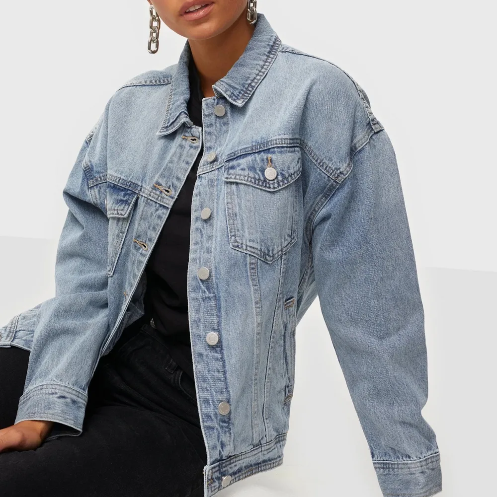 Jeansjacka i storlek 36 från märket VILA.    Oversized modell, modellen på bilden har också  storlek 36 🍓 Jackan är helt oanvänd, köpt för 599kr.   - Pris 250kr + frakt . Jackor.