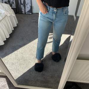 Zara jeans med coola detaljer! Lösare passform