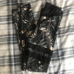 Stronger - träningsbyxor från Stronger som tyvärr har blivit för små för mig, modellen ”Aruba” som inte går att köpa längre. Superfina & såå sköna🤍🤍🤍250 kr med frakt inräknat i priset, nypris 799 kr