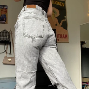 Mom-jeans med slitningar - Bleach wash momjeans med slitningar vid knäna. 100% Bomull Stl. M