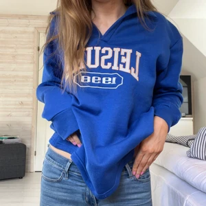 Sweatshirt/collagetröja  - Aldrig använd missguided sweatshirt med krage (lappen sitter fortfarande på den). Super skönt tyg på insidan. Något oversized i strl S och passar mig som är 175cm utmärkt💕