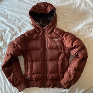 the north face jacka - säljer min tegelröd/bruna the north face jacka i strl M!🤎 kan frakta mot kostnad📦 