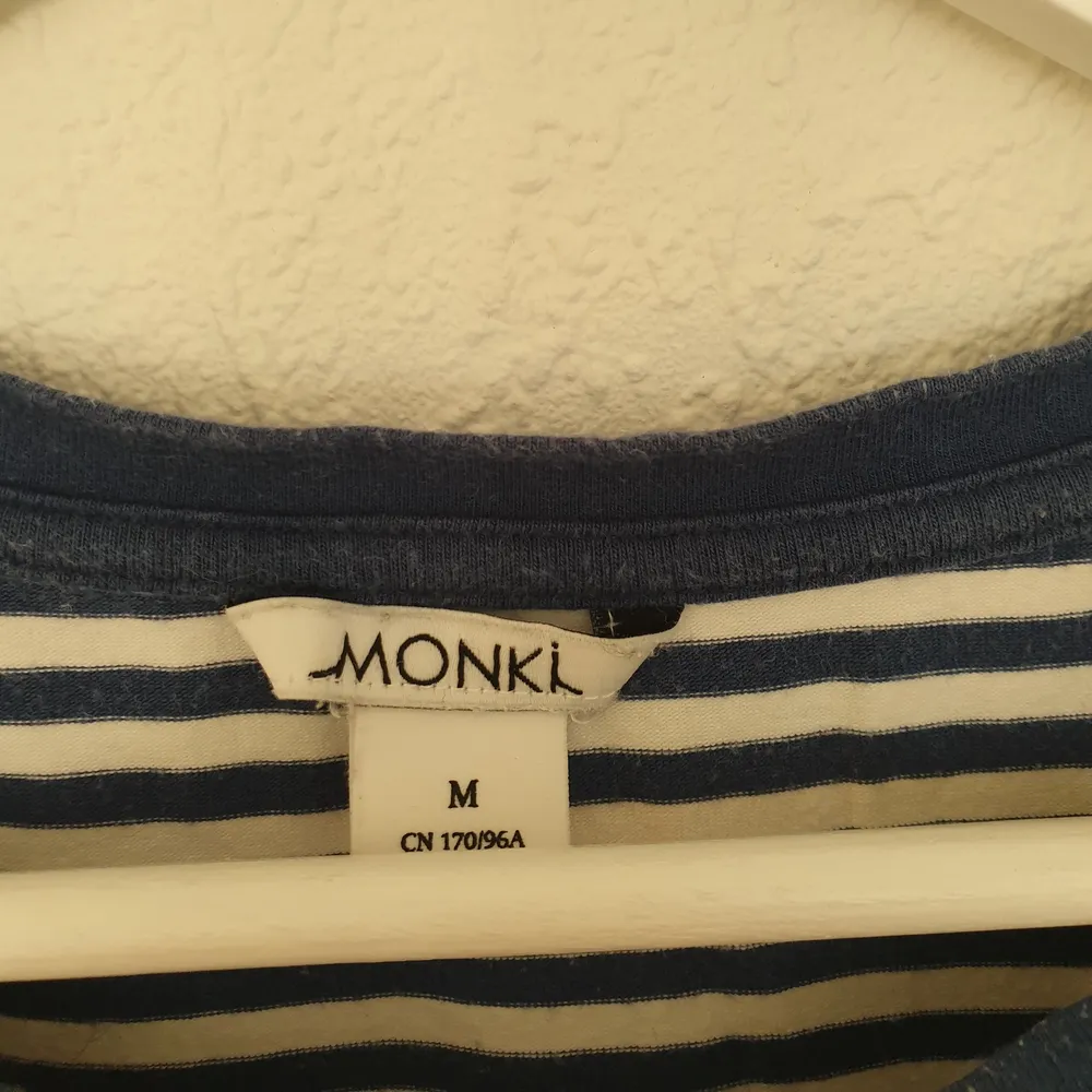 Marinblå randig T-shirtklänning från Monki i stl M. Frakt tillkommer.. Klänningar.