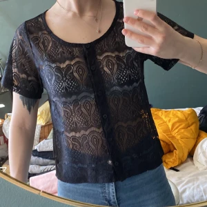 Monki  - Skönt material men tyvärr inte min stil längre. 