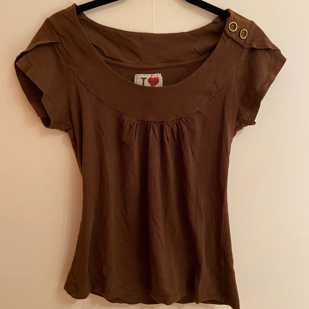 Säljer denna bruna tröja ifrån zara då den inte kommer till användning💕fint skick då den är sparsamt använd🥰✨. T-shirts.