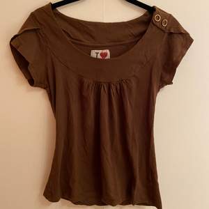 Säljer denna bruna tröja ifrån zara då den inte kommer till användning💕fint skick då den är sparsamt använd🥰✨