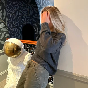 PURE UF Kashmirtröja - Vi är PURE UF och säljer kläder i 100% återvunnen kashmir. Detta är Visible Seam Sweater i färgen ASH (mörkgrå). En mörkgrå lite oversized kashmirtröja. Modellen är 171 cm lång och bär storlek S/M. Kontakta oss om du är intresserad av att köpa!! @pure_uf på Instagram 💖💖💖