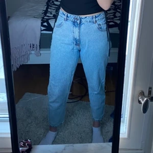 Blåa byxor - Frakt tillkommer, men bor du i Uppsala kan vi mötas upp istället. Byxorna är från Pull&bear riktigt sköna och passar till vad som helst🥰