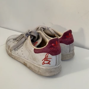 Stan smith - Fina stan Smith sneakers i storlek 39. Använda ett par gånger så väldigt fint skick bara ganska smutsiga men det går nog lätt att tvätta bort! 