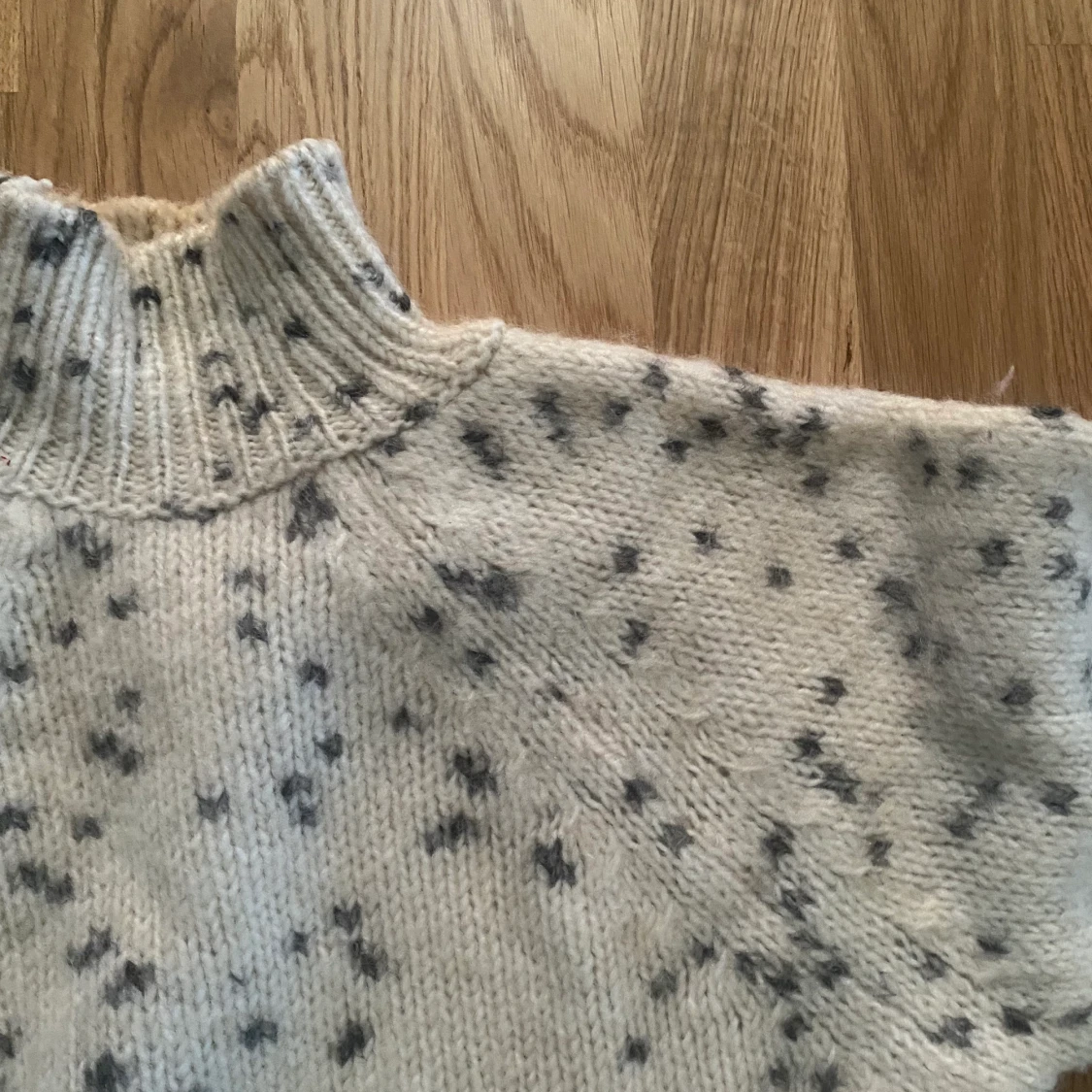 Stickad tröja med svarta detaljer