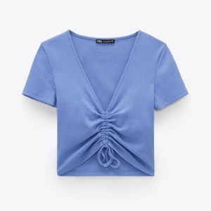 Zara topp - Snygg blå zara topp med ”snörning” fram. Storlek M men skulle säga att den sitter som en S. Knappt använd och ser ut som ny. Hör av er om ni är intresserade eller har frågor 🥰