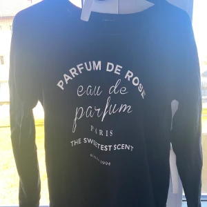 Svart långärmad tröja - En super fin och mysig långärmad tröja med vit text från atmospehere.