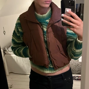 Väst - Väst från hm. Fullt fungerande dragkedja, passar mig som är 175cm som en smäck. Croppad modell. Väldigt mysig och behaglig, perfekt till våren. Super fin verkligen men kommer inte till användning. Nypris: 200kr säljespris: 90kr💕